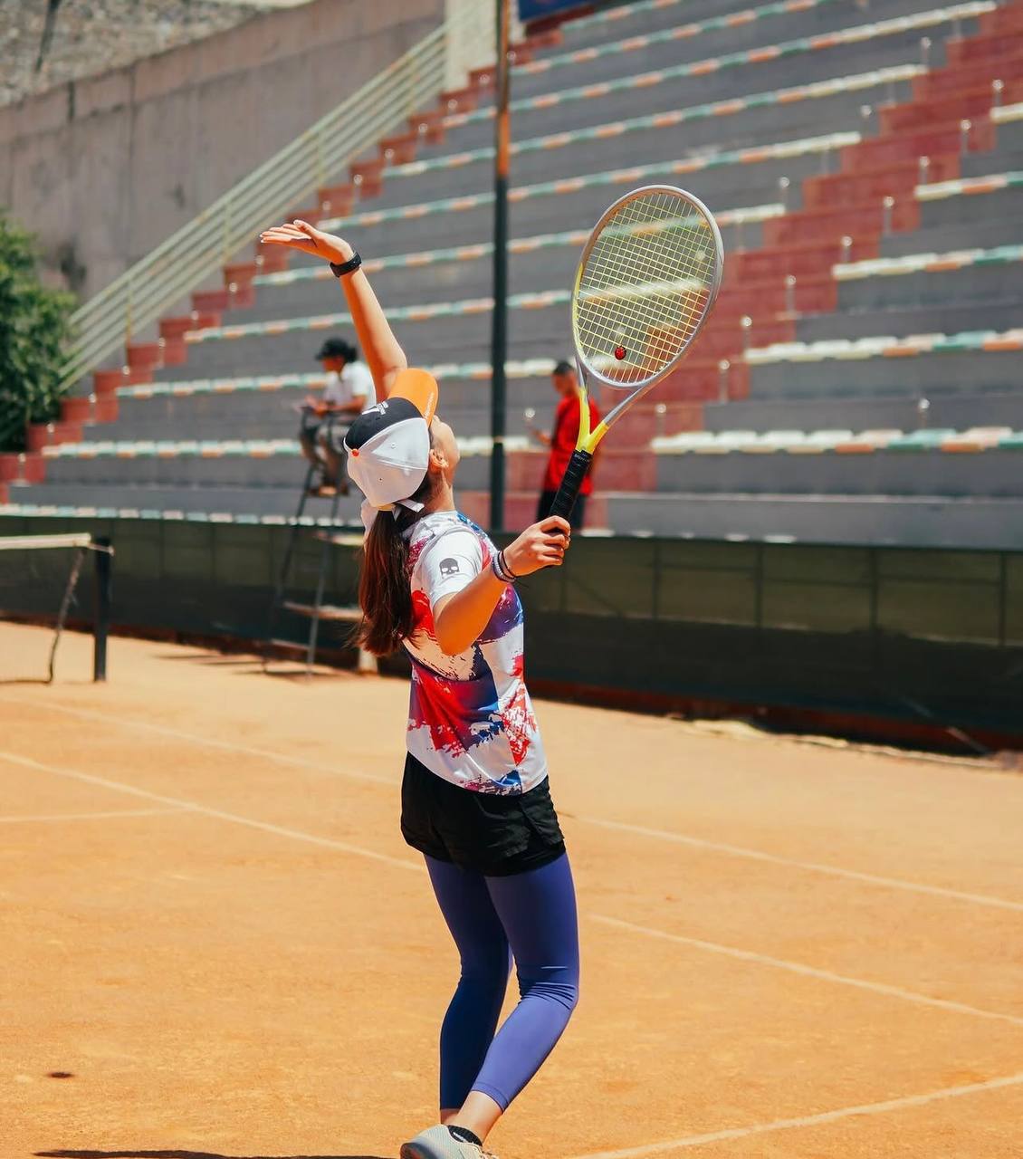 Mehraneh Zohourian in action on a clay court